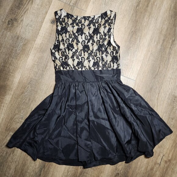 ✨Forever21✨ Black Lace Bodice Peplum Bubble Hem Mini Dress Formal Party - Picture 2 of 3